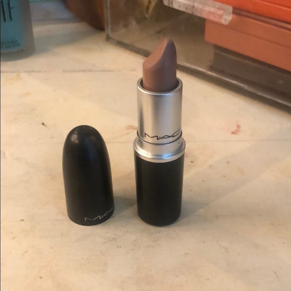 MAC lipstick - mud wrestler